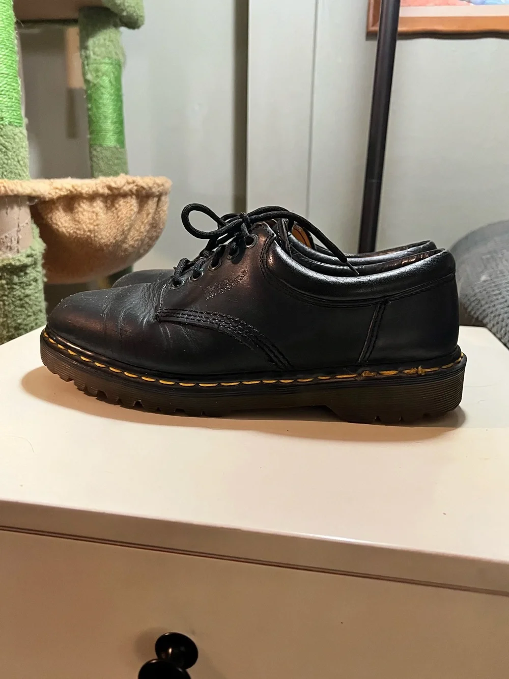 Doc Martens 8053 smooth black leather 5 eye unisex oxford with padded collar.